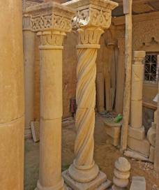 Geformter Kunststein durch Steinguss. Dekorierte Säulen in Sandsteinoptik