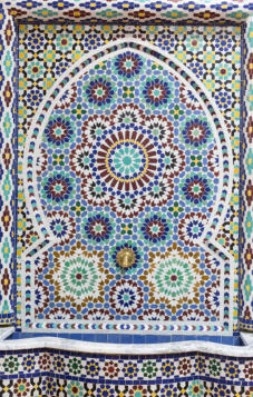 Mosaikbrunnen. Aus Zelliges Fliesen werden traditionell die kleinen Mosaikstücke für die bunten arabischen Wandmosaike geschnitten