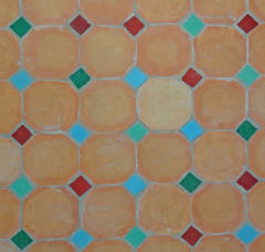 Terracotta-Fliesen mit bunten Zellige-Einlagen
