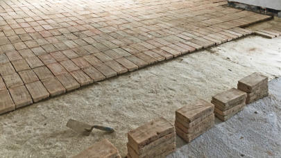 Flache Riemchenziegel, handgestrichen, auf Hanfmatte als Bodenbelag, lehmverfugt. Wunderbar Fußwarm. Rustikal im Neubau und passend zur Altbausanierung • Kundenfoto
