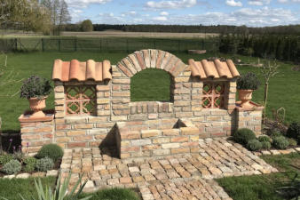 Mediterrane Baustoffe. Gartenbrunnen mit Kulisse, gebaut mit handgestrichenen Vollziegeln und Formziegel "Blume" • Kundenfoto