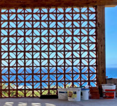 Formziegelwand durchbrochen