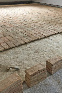 Flache Riemchenziegel, handgestrichen, auf Hanfmatte als Bodenbelag, lehmverfugt. Wunderbar Fußwarm. Rustikal im Neubau und passend zur Altbausanierung • Kundenfoto