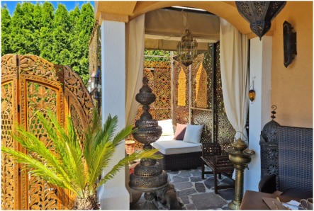 Dekorpaneele Ornament Slimania als Schrankaufsatz und Deckenanschluss • Kundenfoto