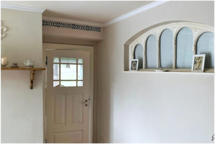 Dekorpaneele als Wandverkleidung eines Heizungsrohrs. Altbausanierung. Raumansicht • Kundenfoto