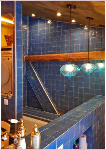 Zellige-Fliesen brillantblau im Bad • Kundenfoto