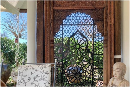 Orientalisches Gitter als Raumteiler und Sichtschutz. Dekorpaneele maßgefertigt als Türfüllung • Kundenfoto