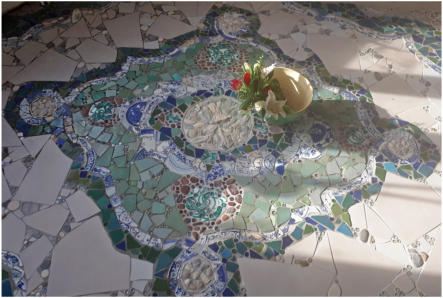 Kunstvolles Modenmosaik aus Bruchfliesen und Fundstücken • Kundenfoto