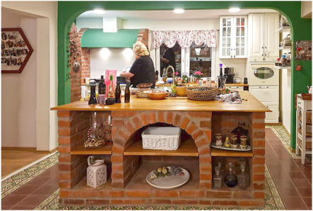 Gemauerte Kücheninsel, Fußboden Zementfliesen in Grün, Creme und Rotbraun • Kundenfoto