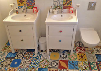 Zementfliesen-Patchwork im Bad. So macht Baden Spaß. • Kundenfoto